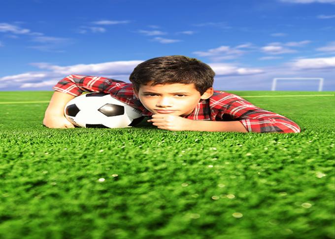 Hoher Elastizitäts-Fußball-gefälschtes Gras im Freien legen 20MM - 45MM Stapel-Höhe mit Teppich aus 0