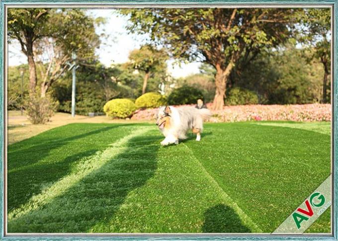 Grüne Farbfreundliches Haustier-gefälschtes Gras/künstliches Gras für Tierdekorationen 0